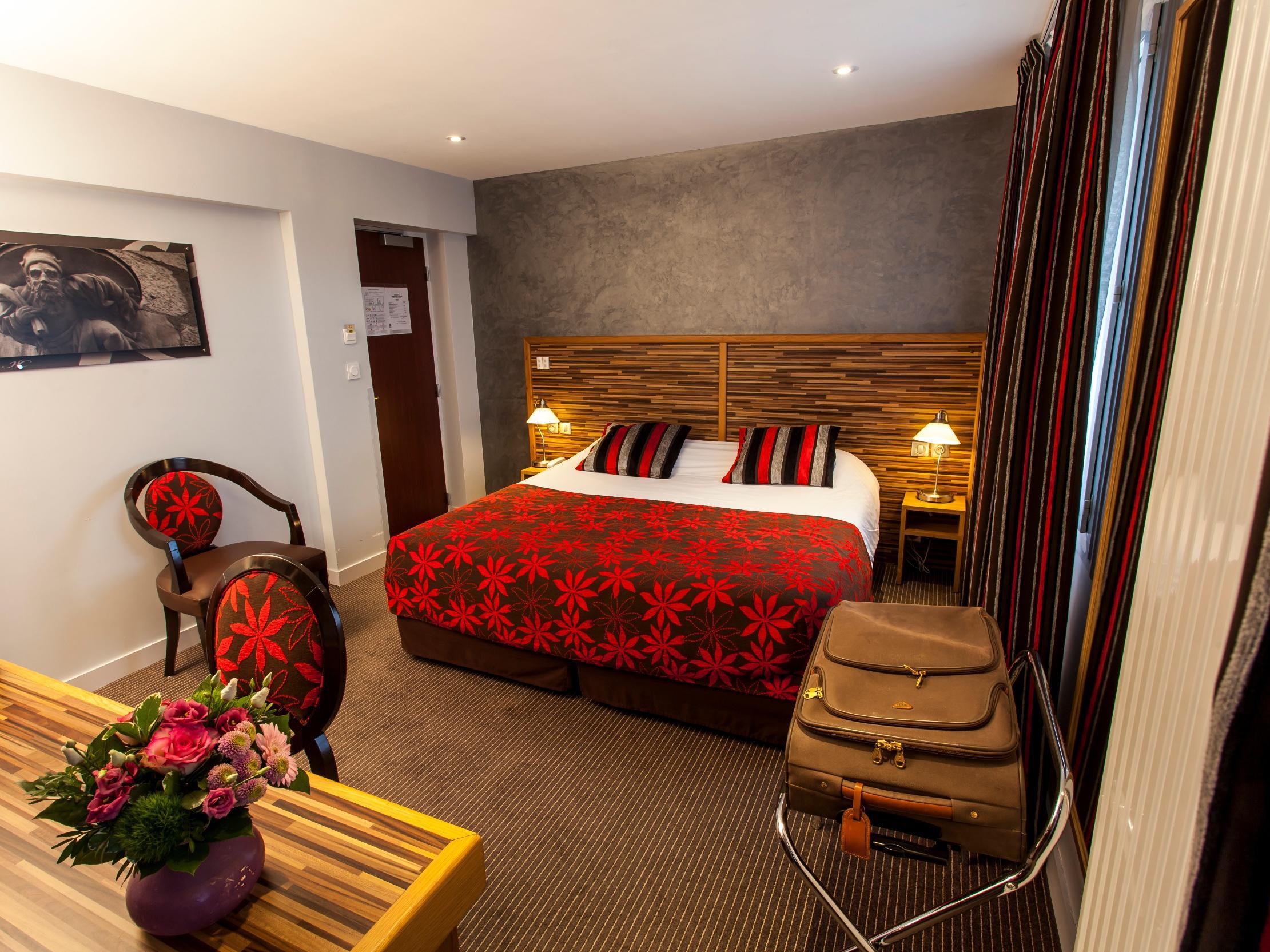 Logis - Le Christina Hotel Bourges Exterior foto