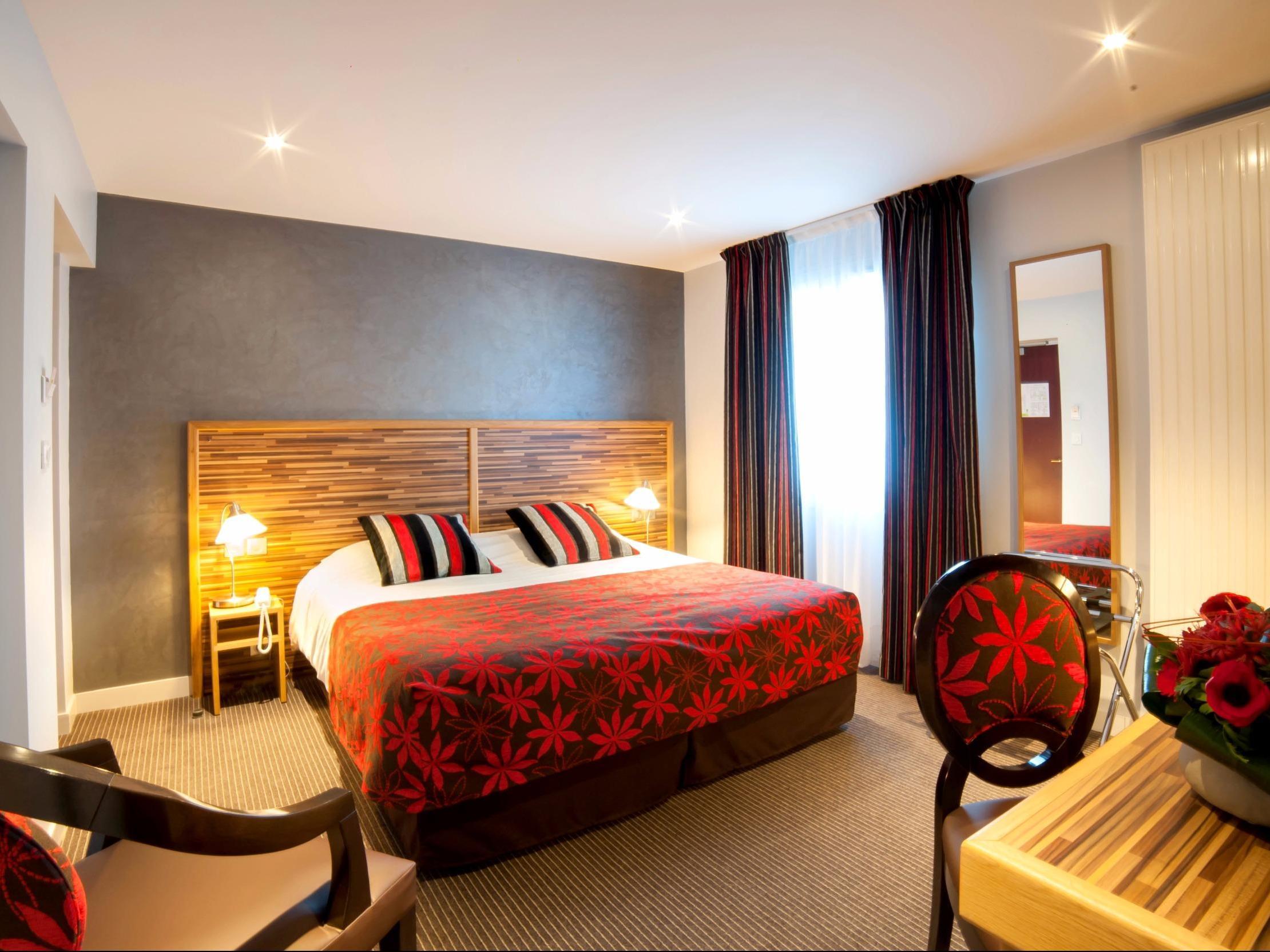 Logis - Le Christina Hotel Bourges Exterior foto